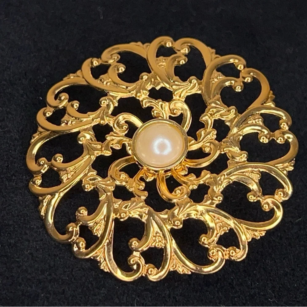 Vintage Avon Gold Tone Faux Pearl Round Filigree Brooch Pin Ornate Filigree
